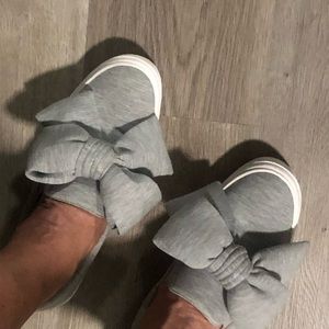 Nine West grey bow sneaker